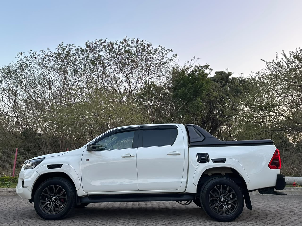 TOYOTA HILUX DOUBLE CABIN thumbnail 9